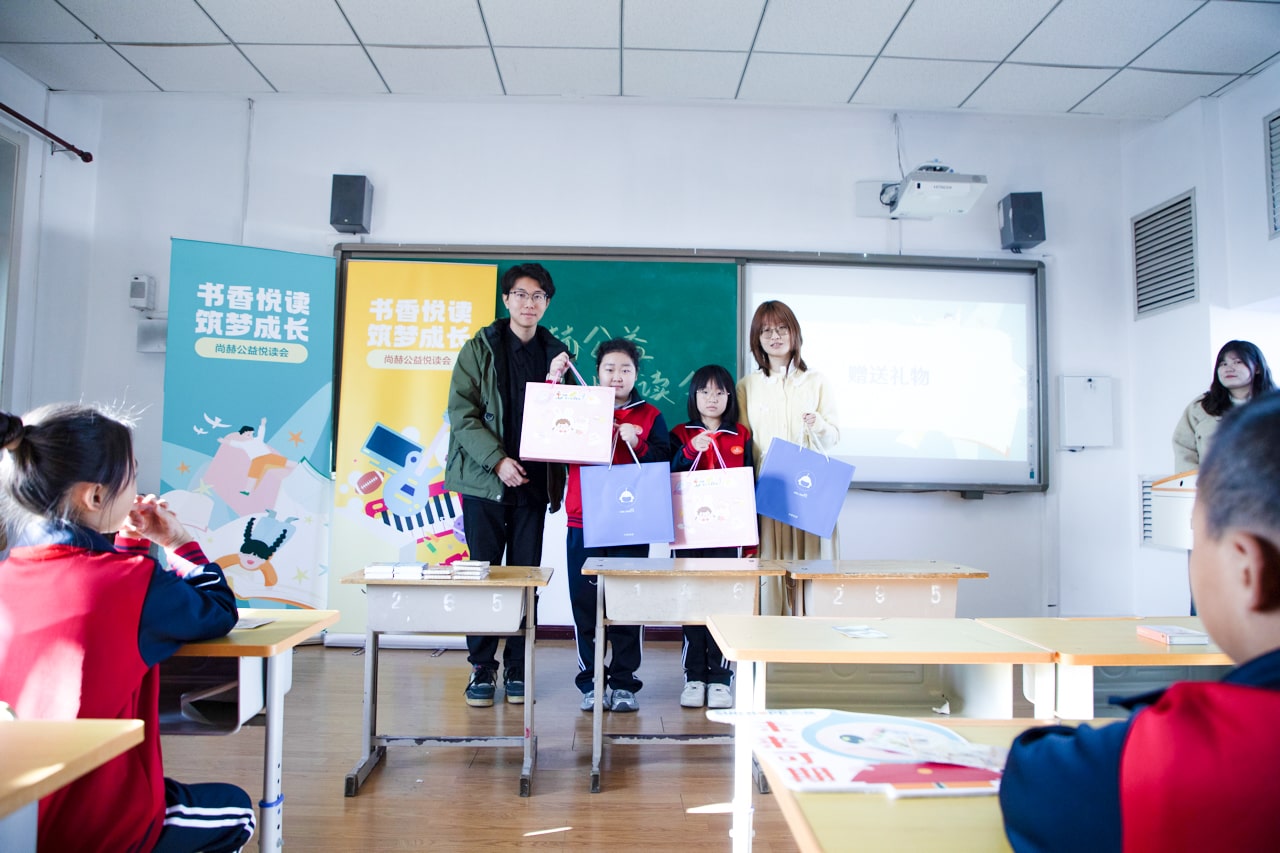 天津高校大学生记者走进乐动注册公益小学开展“书香悦读,筑梦成长”活动 天津高校大学生记者走进乐动注册公益小学开展“书香悦读,筑梦成长”活动