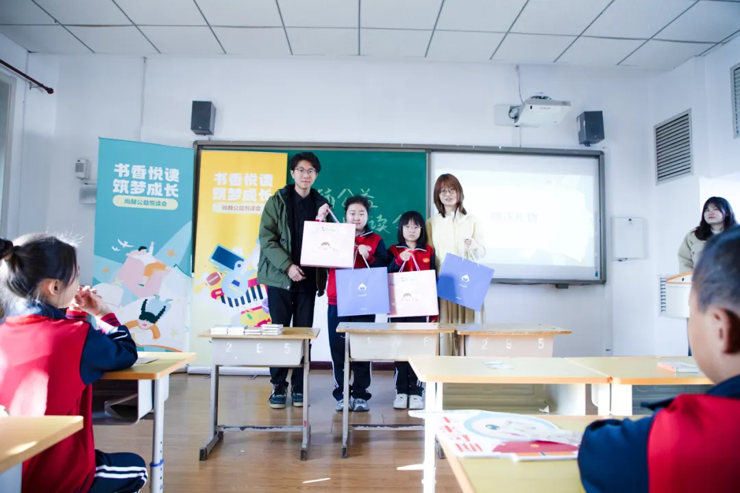 天津高校大学生记者走进乐动注册公益小学开展“书香悦读,筑梦成长”活动 天津高校大学生记者走进乐动注册公益小学开展“书香悦读,筑梦成长”活动