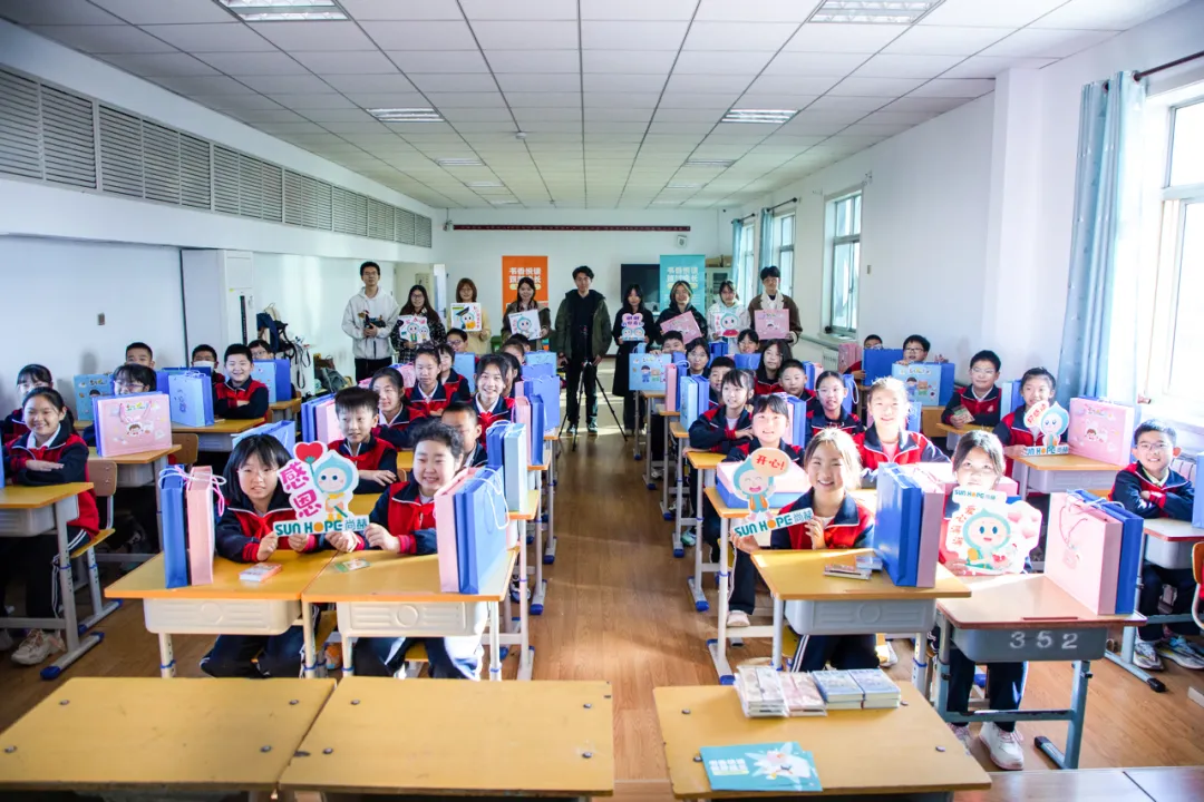 天津高校大学生记者走进乐动注册公益小学开展“书香悦读,筑梦成长”活动 天津高校大学生记者走进乐动注册公益小学开展“书香悦读,筑梦成长”活动